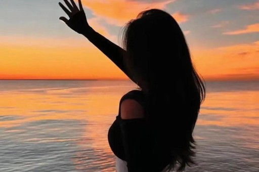 塌房实锤！伊能静央视被扒售假狂赚150万装死秦昊沉默